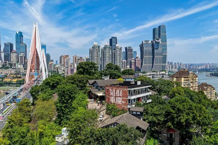 这是7月14日在重庆市南岸区拍摄的城市风光（无人机照片）。新华社记者 黄伟 摄