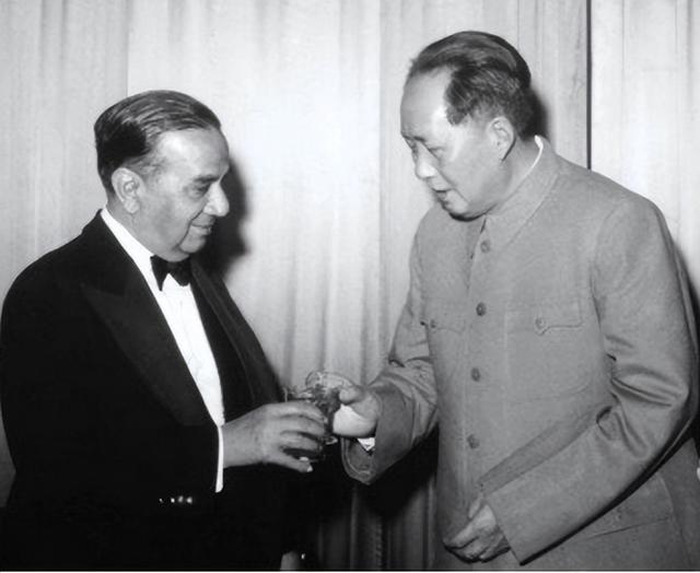熊向晖回忆写稿挨批，毛主席：没有我，中国人民没有现在的成就？