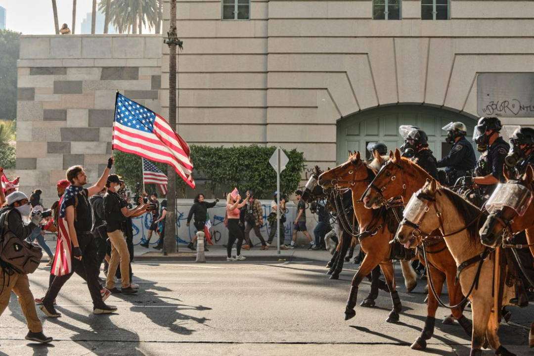 ◆2025年6月13日,美国加利福尼亚州洛杉矶,人们走上街头抗议联邦执法人员针对非法移民的搜捕行动。