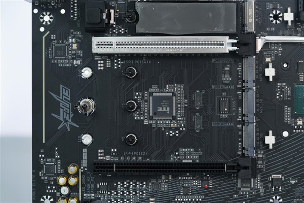 16+2+2相供电 配4路M.2!技嘉B850 AORUS ELITE X3D图赏