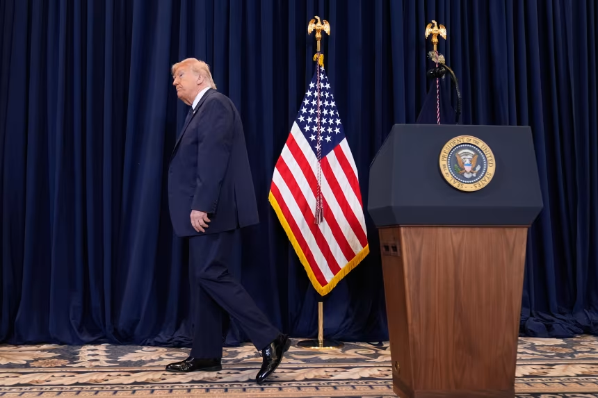 2026年3月9日,在佛罗里达州迈阿密旅店举行的新闻发布会上,好意思国总统唐纳德·特朗普讲完话后离开讲台。 图源:好意思联社