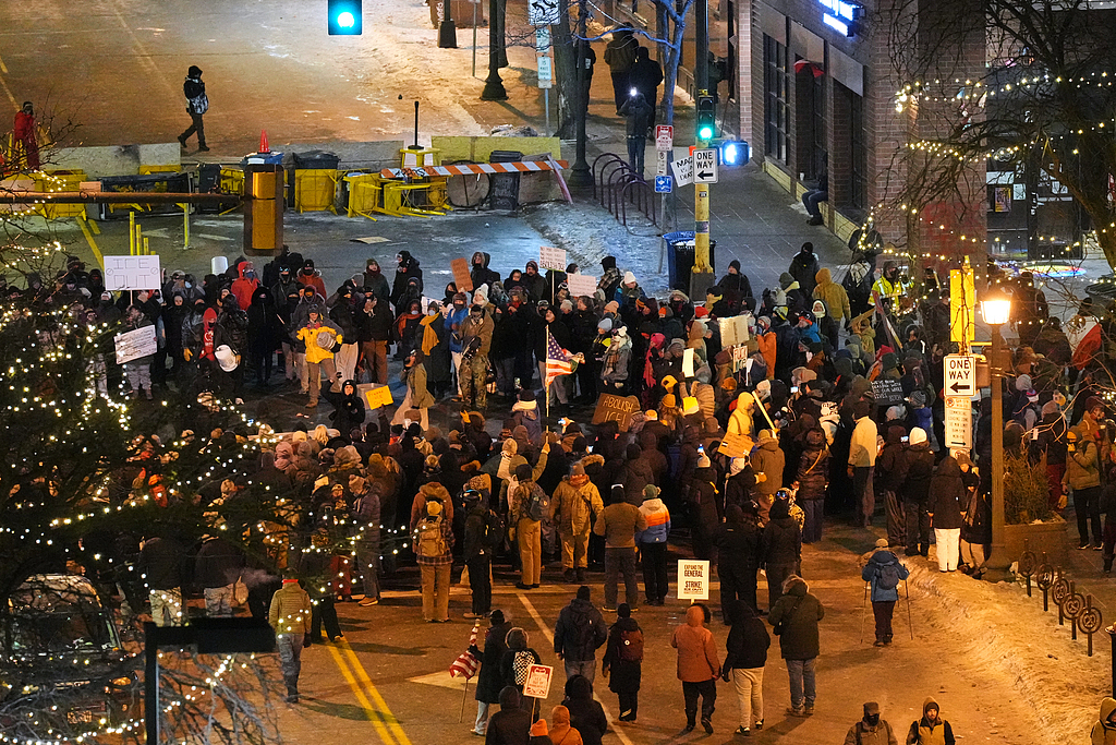 1月24日,美国明尼阿波利斯市,人们聚集在一起为普雷蒂悼念。(视觉中国)