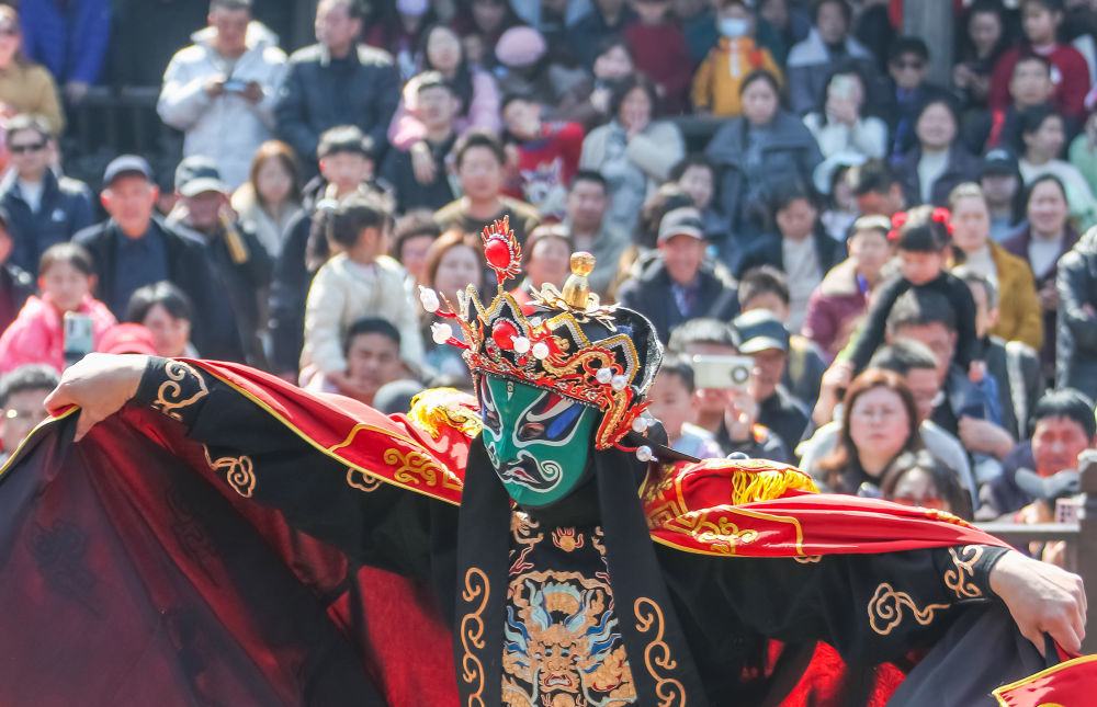 2月20日,人们在江苏省句容市宝华山国家森林公园观看川剧变脸。新华社发(钟学满摄)