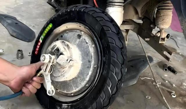 今天去修车铺给电动车换刹车，刚进门就被旁边一辆塞满五块铅酸电池的车吸引住，老板正给它紧螺丝，这改装重近百斤是为外卖骑手续航加持-有驾