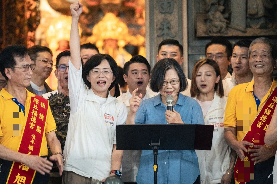 苏巧慧(左二)、蔡英文,图源:台媒
