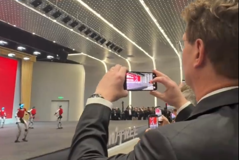 奔驰宝马CEO围观宇树机器人:一个垫着脚 一个录视频发家人