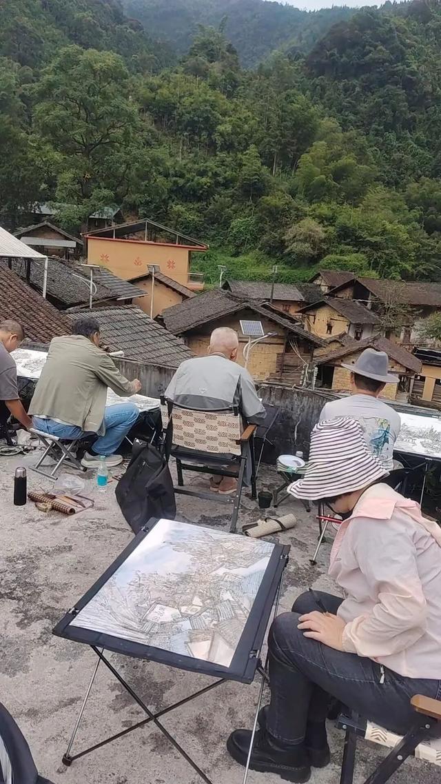 梁明工作室师生在韶关写生。杨冠男 摄