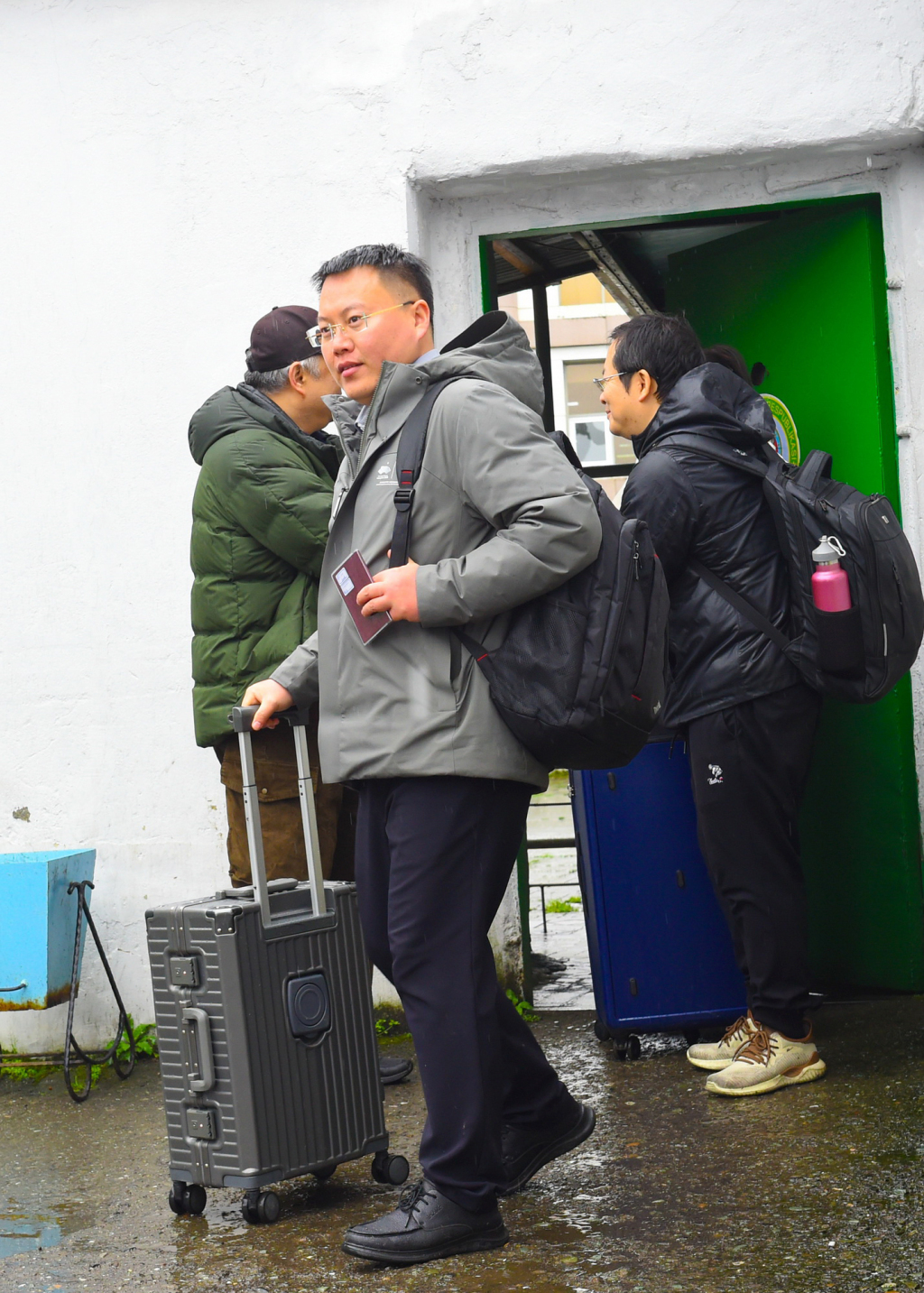 3月1日,首位从伊朗撤离的中国公民抵达阿塞拜疆。新华社 图