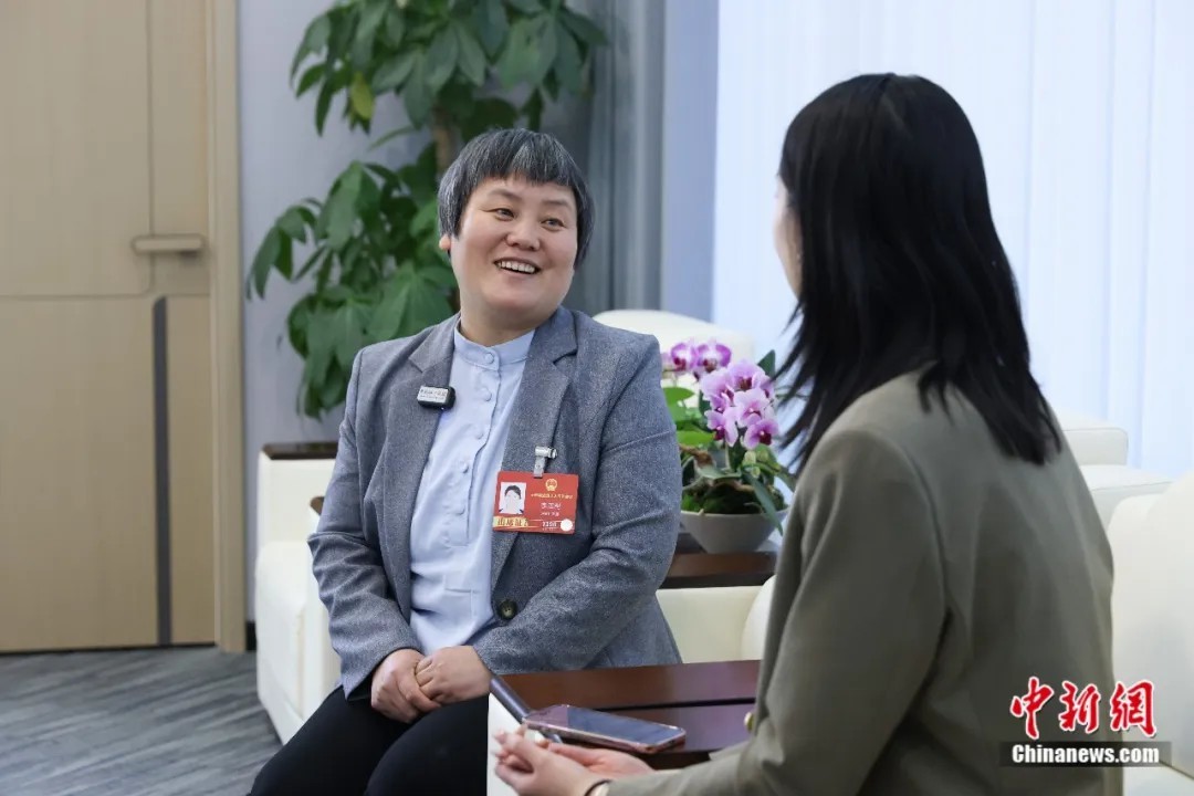 全国人大代表、河南省内黄县马上乡李石村“微光书苑”发起人李翠利接受 中新社记者专访。 中新社记者 杨郁然 摄