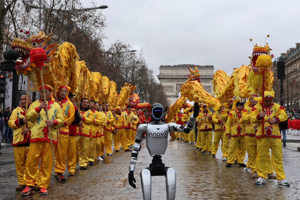 2月1日，在法国首都巴黎的香榭丽舍大街，由宇树科技及其法国代理INNOV8集团提供的机器人参加巡游活动。新华社记者张百慧摄