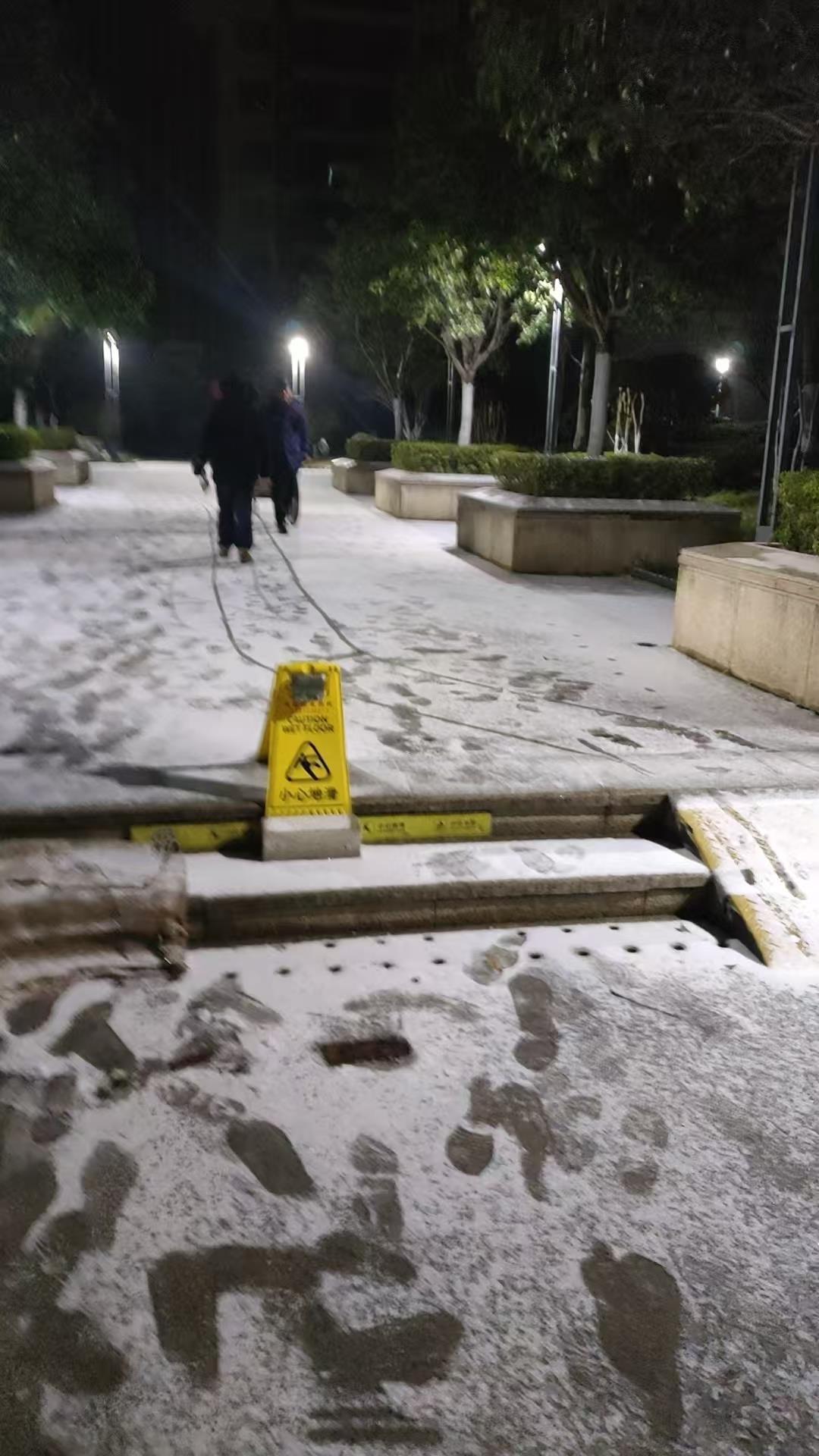 19日23时53分,黄陂一小区已被刷白 彭飞摄.jpg