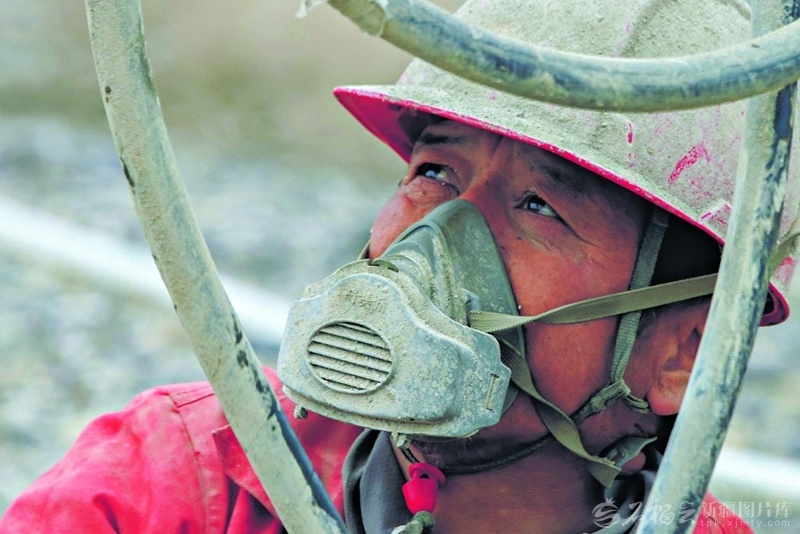 4月20日，工人在吐西三维地震采集项目现场调试钻机。