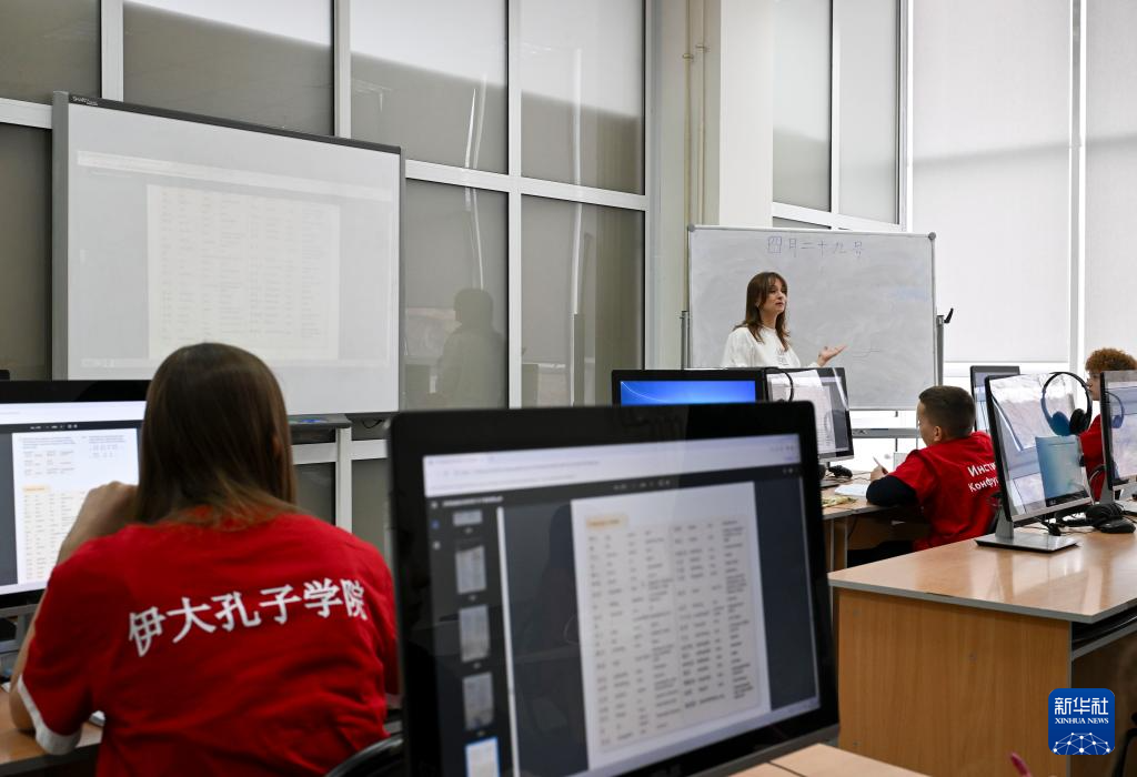 4月29日，学生在俄罗斯伊尔库茨克国立大学孔子学院上中文课。 新华社记者 郝建伟 摄