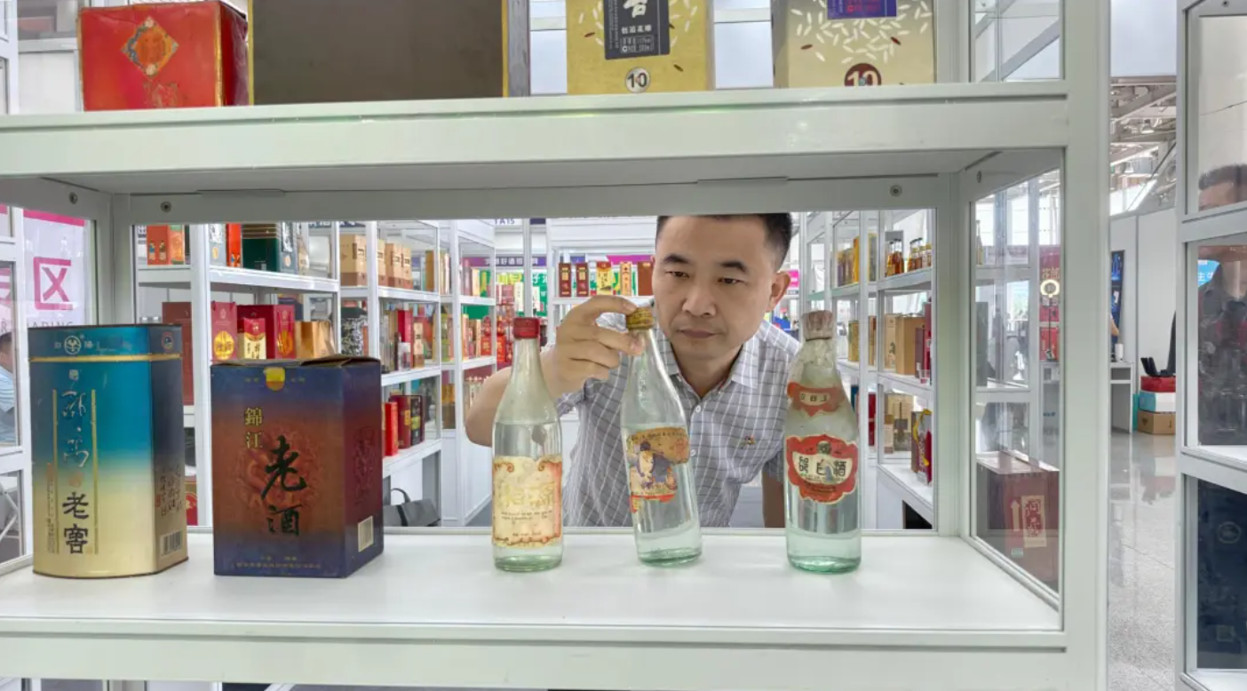 肖怡伟在摆放老酒。（受访者供图）