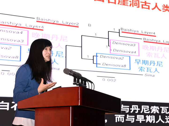 在河南省三门峡市举行的第三届中国考古学大会上,长期从事古遗传学研究的“80后”女科学家付巧妹在作主题报告(2021年10月18日摄)。新华社记者 李贺 摄