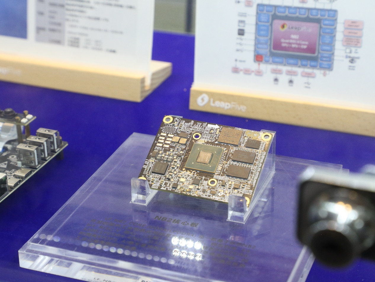 RISC-V具有开放、可扩展等特点,为自主设计处理器、针对人工智能等不同场景优化计算能力提供了更大空间。图为跃昉科技自主设计的一款RISC-V架构芯片。人民网 杨健楠摄
