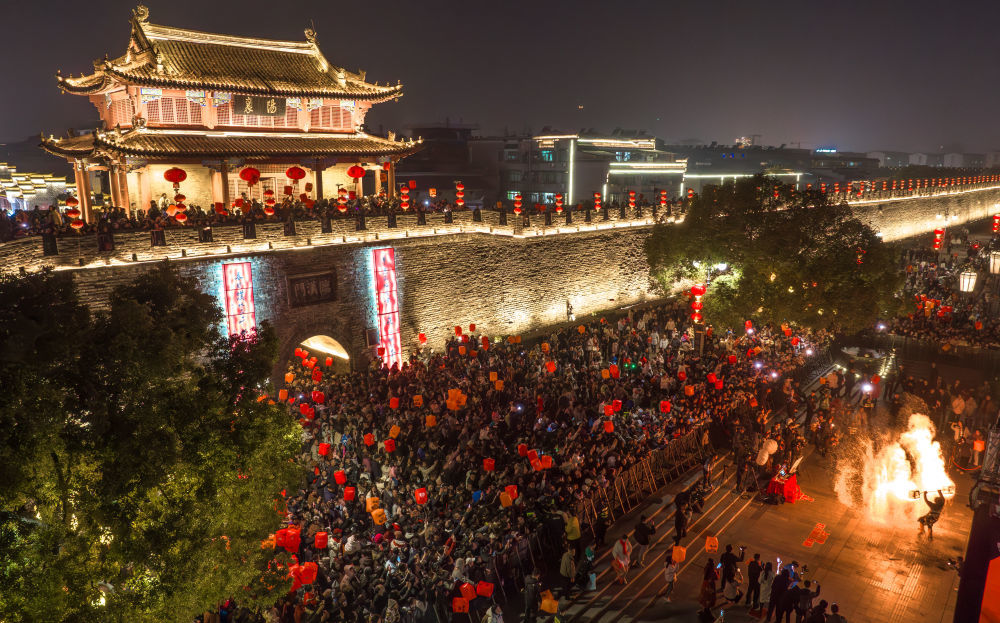 ↑ 2月14日，市民和游客在湖北省襄阳古城观看 “千灯临汉 万户迎春”迎新春演出（无人机照片）。新华社发（杨东 摄）