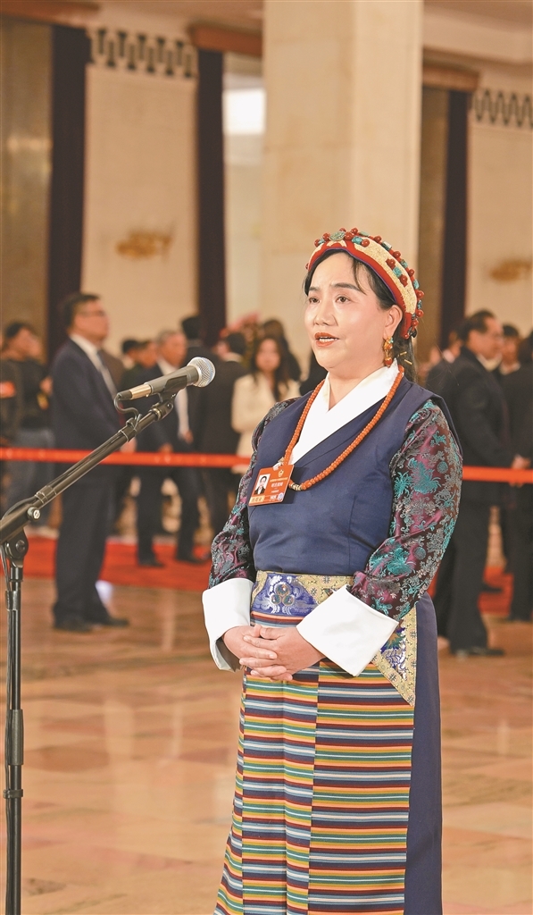 图为3月7日，全国政协十四届四次会议第二场“委员通道”集体采访活动在人民大会堂举行。这是住藏全国政协委员明吉措姆接受媒体采访。记者 旦增旺姆 摄