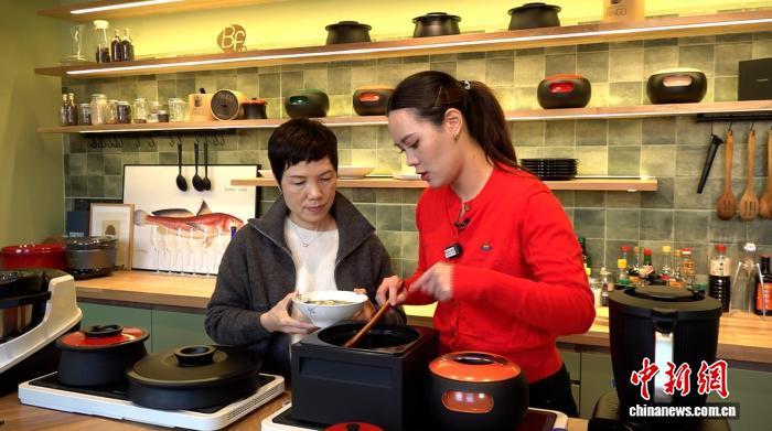 1月16日，犇赋Bf&middot;北京厨品体验空间内，台湾青年覃珮葳(右)和母亲王桂婕烹制台湾经典年菜“刈菜鸡”。 中新社记者 让宝奎 摄