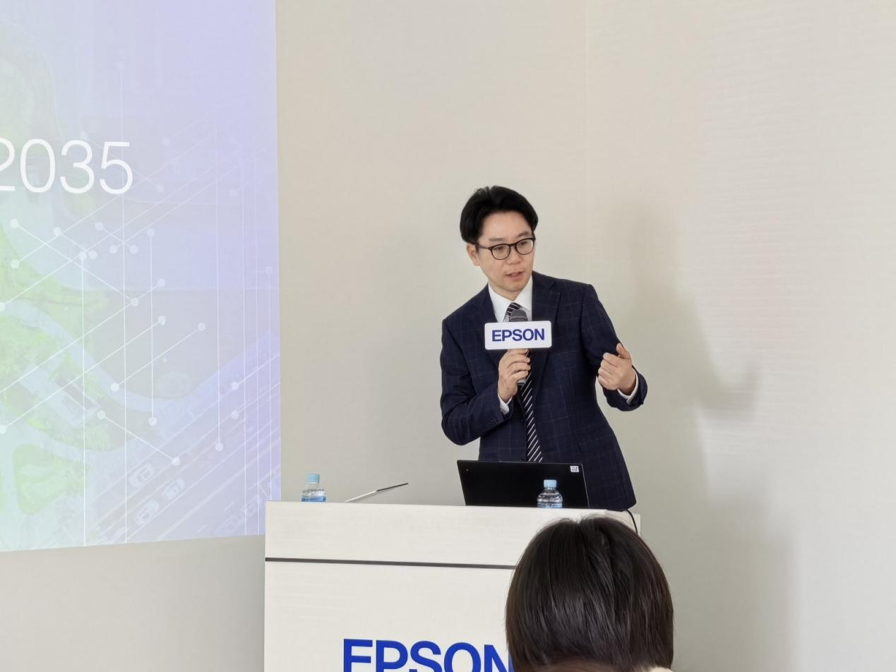 (精工爱普生公司董事、执行官,企业战略事业部总经理,先进机器人解决方案事业部首席运营官,视觉产品事业部首席运营官 吉野泰德)