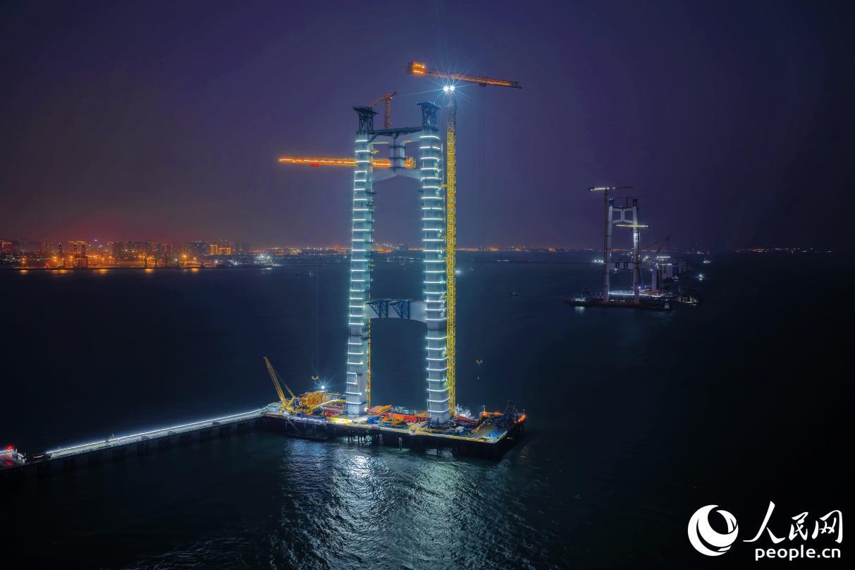 夜里，项目建设现场灯火通明。人民网记者 李唯一摄