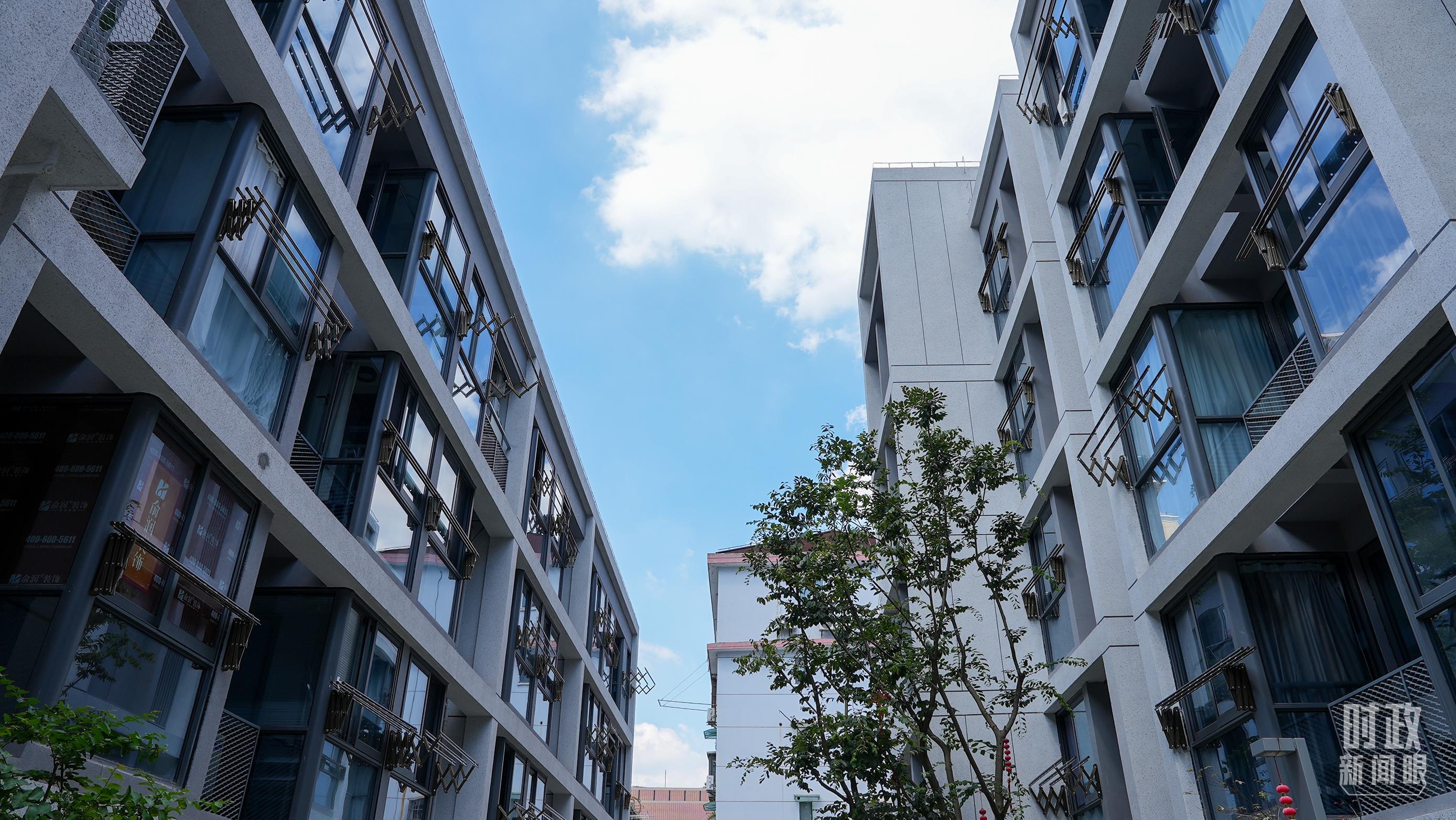 △市民新村居民区的崭新居民楼。(总台央视记者赵化拍摄)