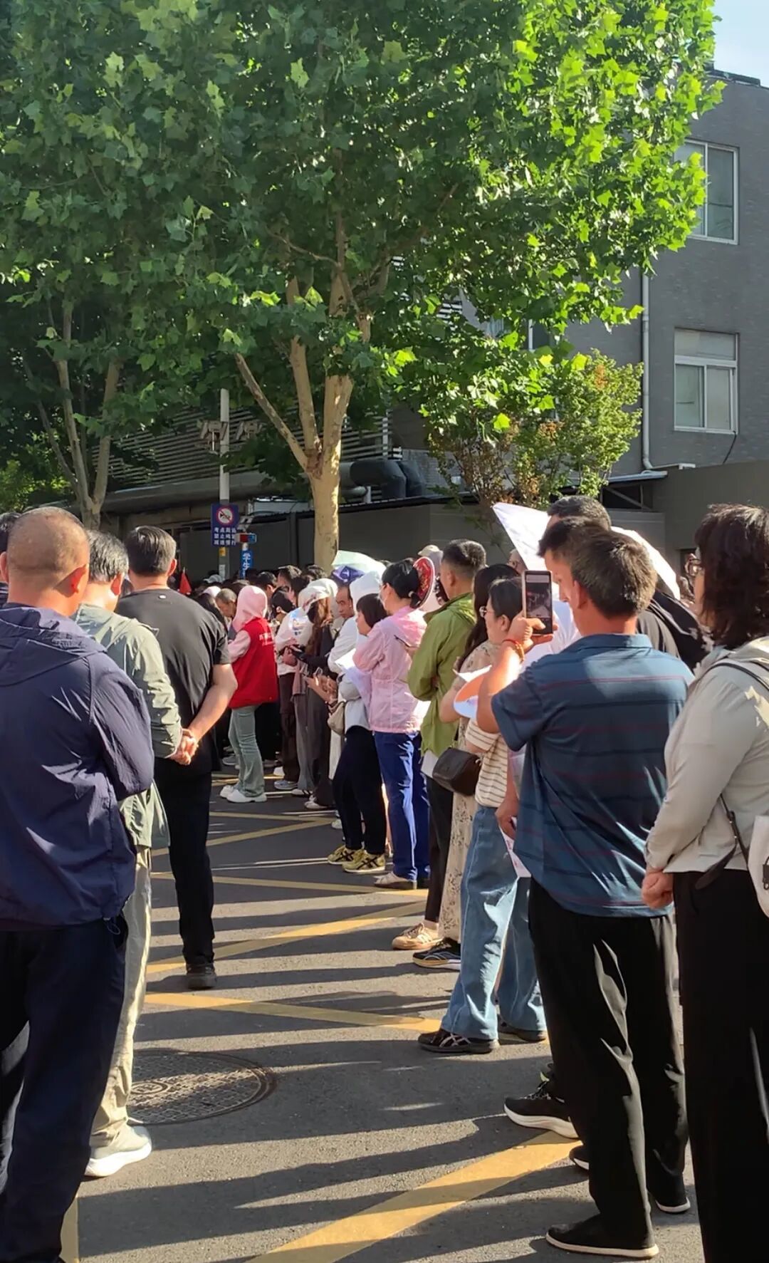 山东师范大学附属中学考点门口（来源：极目新闻记者拍摄）