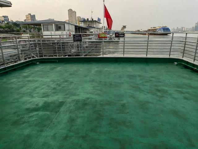 武汉1.5元过江轮渡二层甲板观景区域。图/受访者提供