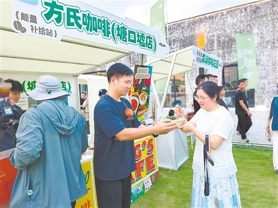 咖啡美食集市烟火气浓,方氏咖啡的“特色煲仔饭咖啡特调”深受市民游客青睐。李淑珩