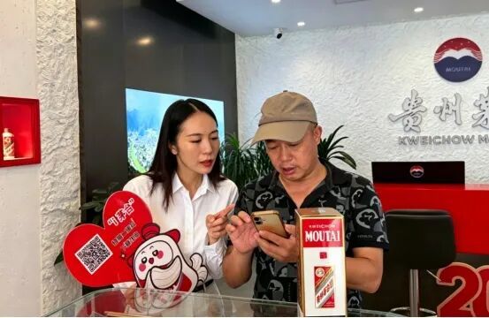 2026年7月，茅台酒销售公司安徽省区销售经理李方在茅台专卖店内引导顾客完成i茅台实名认证