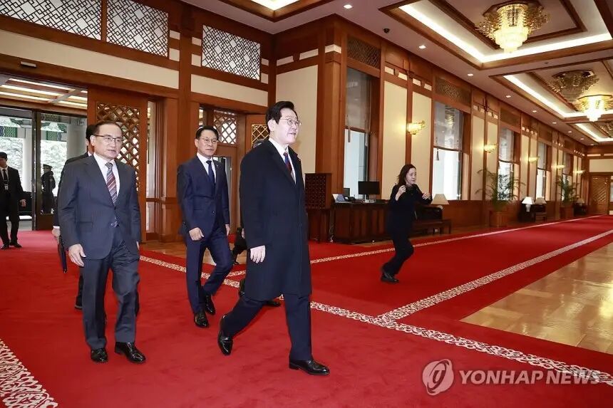 ◆2025年12月29日,总统李在明首次前往青瓦台办公。