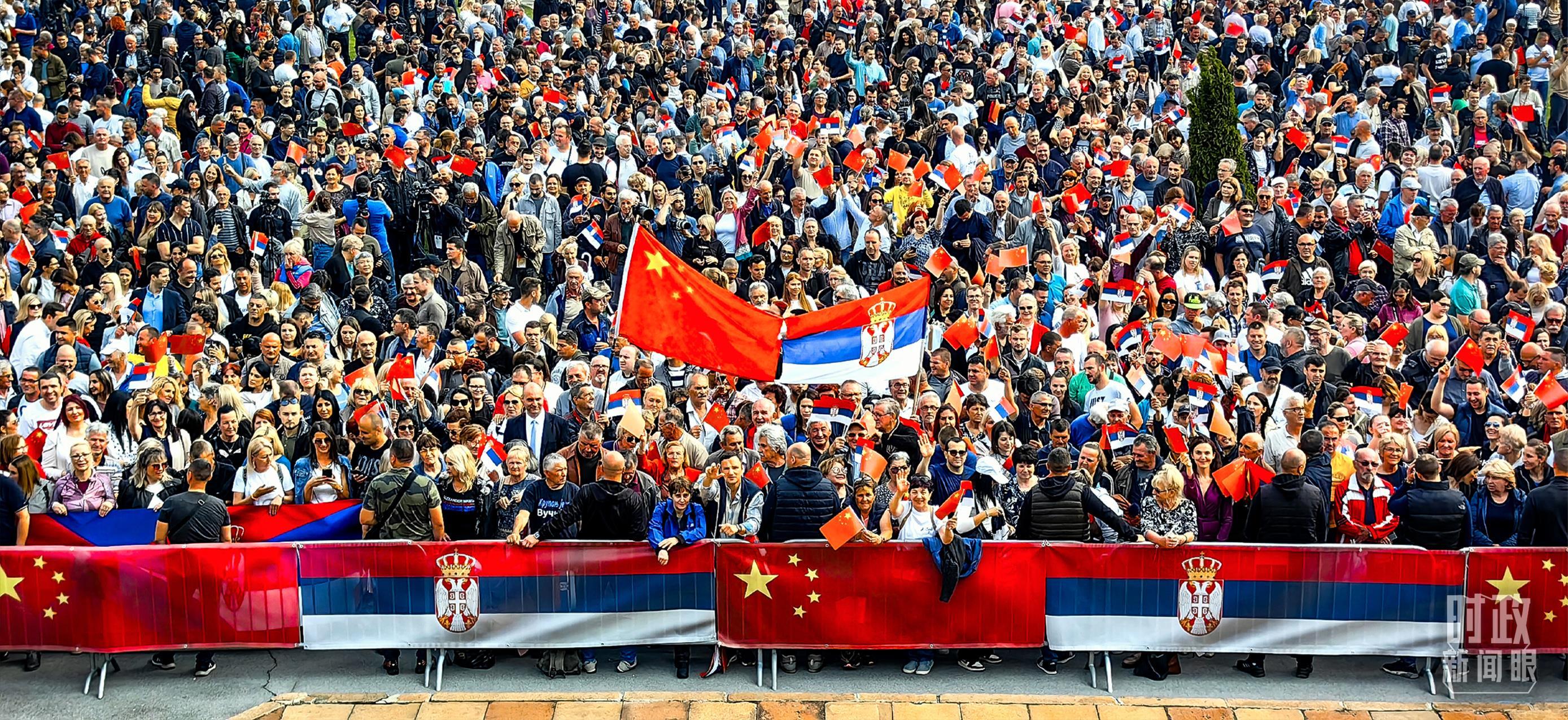 △当地时间2024年5月8日上午,塞尔维亚大厦广场,民众挥舞中塞国旗,欢迎习主席到访。(总台央视记者段德文拍摄)