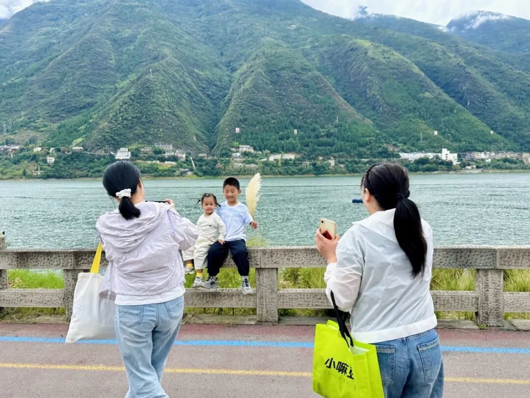 在宁江渡公园拍照的市民.JPG