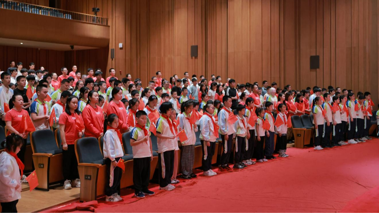 师生们喜迎国庆(央广网发 学校供图)