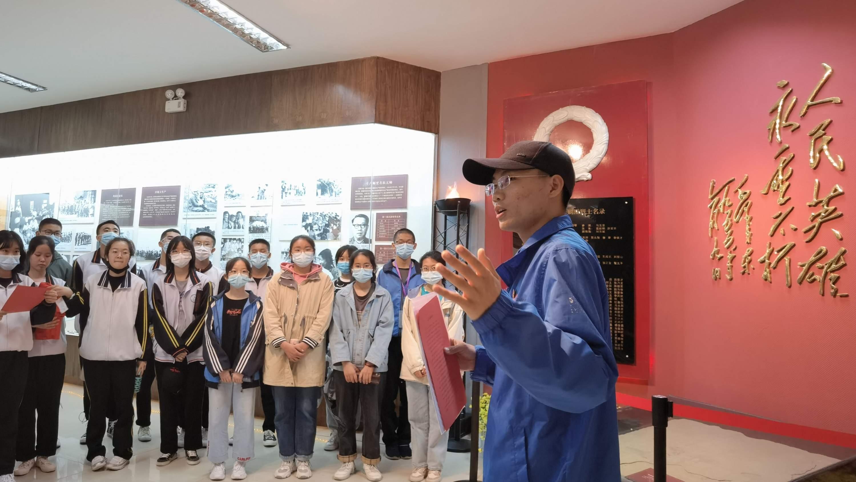 王强（右一）在志愿服务期间，带领新疆学生走进第五师红星之旅陈列馆。 本人供图