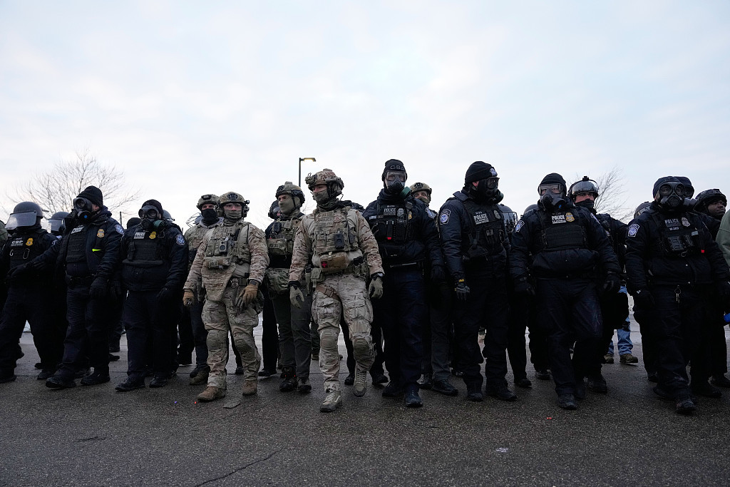 1月17日,明尼阿波利斯,“移民执法”争端持续升温,联邦执法人员保持警戒。(视觉中国)