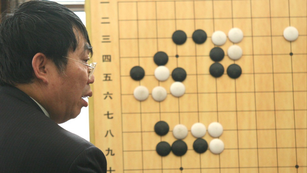 2006年5月24日,沈阳,聂卫平为小朋友讲棋道。视觉中国 资料图