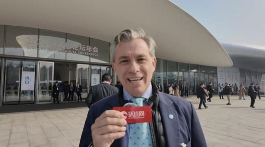 3月25日,汪马可在2026中关村论坛年会开幕式现场接受记者采访。