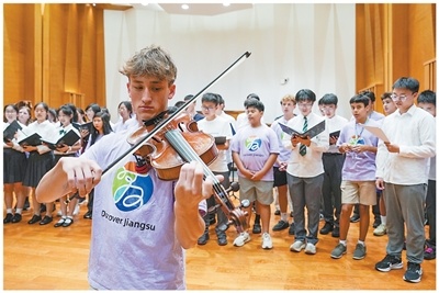 7月12日至17日，2026“知音计划”——中美青少年音乐文化交流营在江苏常州、南京举行。图为7月17日，在南京市第一中学，中美青少年进行音乐展演彩排。新华社记者 李 博摄