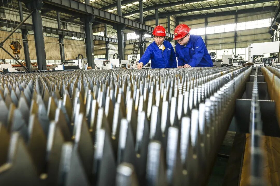 4月17日，安徽马鞍山市博望区中亚机床制造有限公司生产车间内，技术人员正对即将发往海外的激光切割机开展严格检测。王文生摄