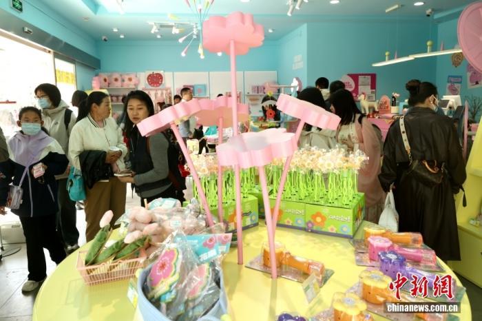 4月6日,市民在北京玉渊潭公园樱花商店选购纪念品。中新社记者 易海菲 摄