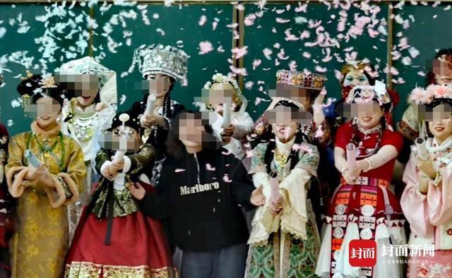 小如(黑色衣服者)与同学们排练后的合影(家属提供)