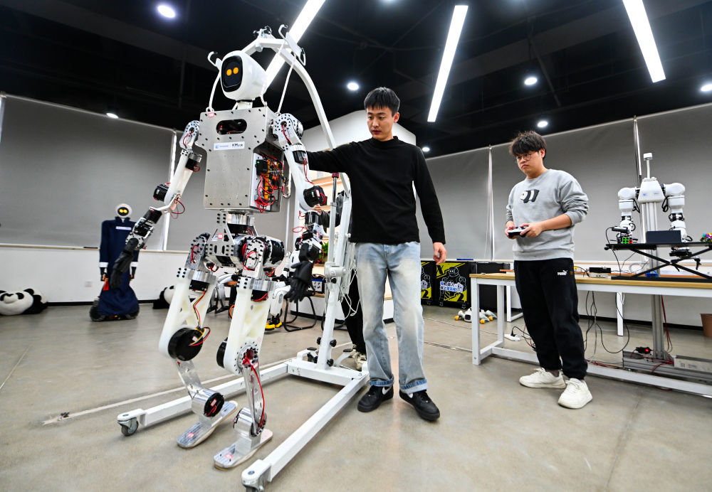 2月27日，在位于天津滨海高新区的天津木牛流马科技发展股份有限公司，工作人员对一款具身机器人进行测试验证。新华社记者 赵子硕 摄