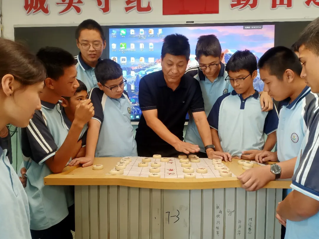 9月10日,新湖中学援疆教师冯世昌和学生一起开展象棋社团活动。 白玉 摄.png