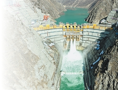 金沙江上游，叶巴滩水电站是我国在建海拔最高的双曲拱坝电站。