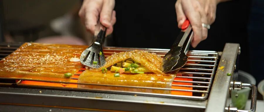 摄图网_502475428_夏天夜市里的烧烤小吃(企业商用).jpg