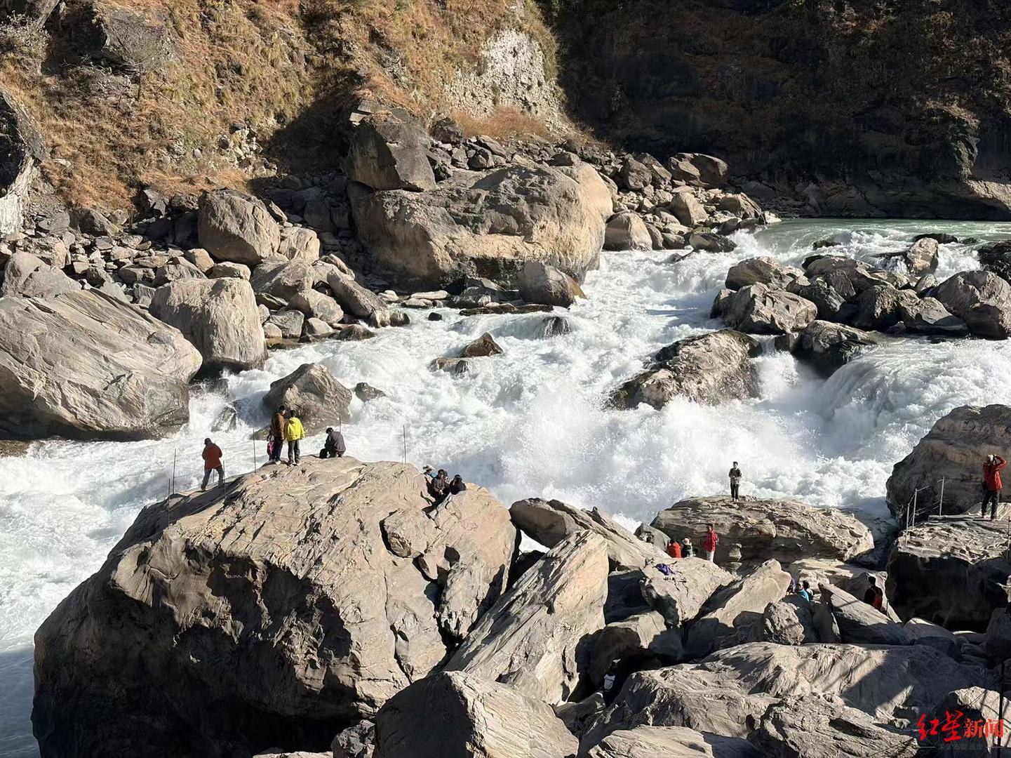 ▲虎跳峡“发疯石”景点