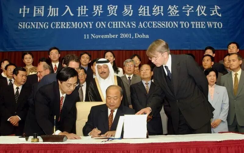 时任中国代表团团长石广生在多哈签署中国入世议定书资料图：新华社