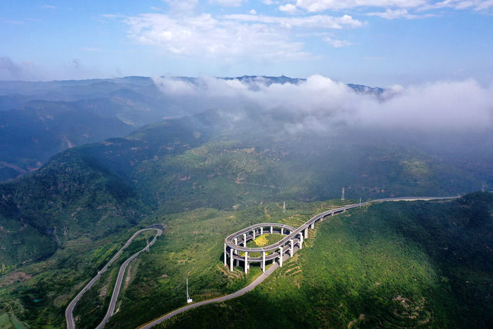 这是太原市西山旅游公路。 新华社记者 詹彦 摄