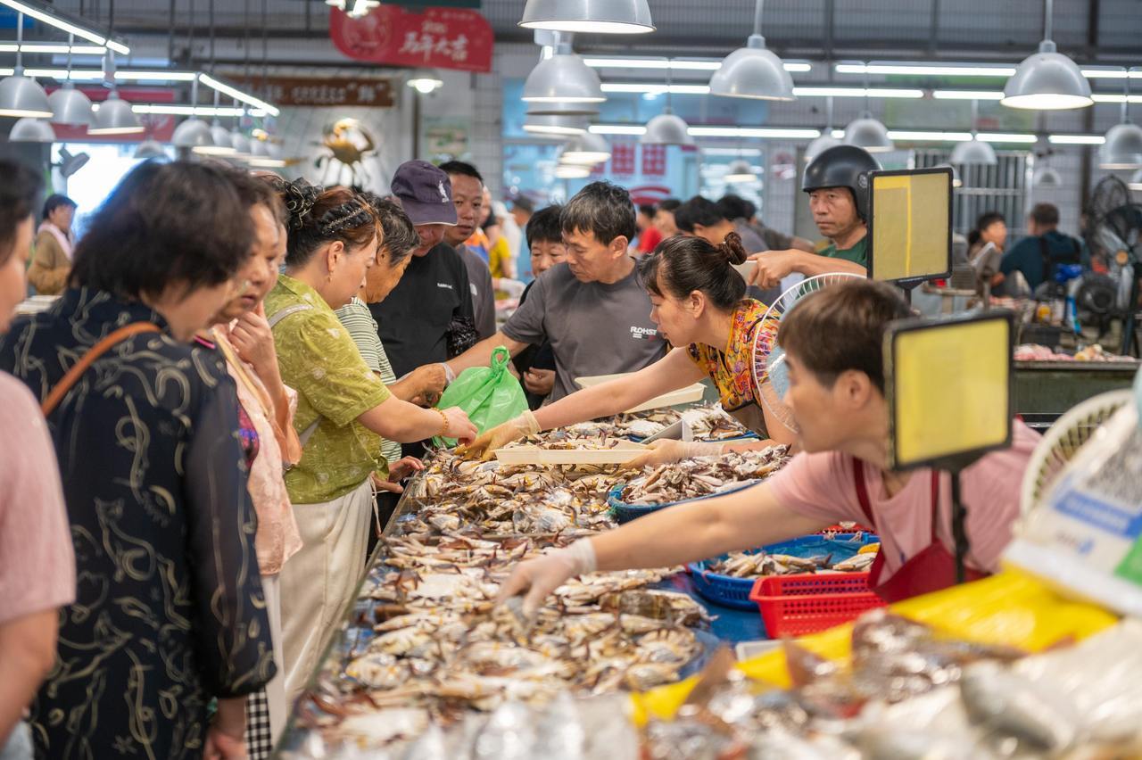 市民在丹城蓬莱菜场选购海鲜.jpg